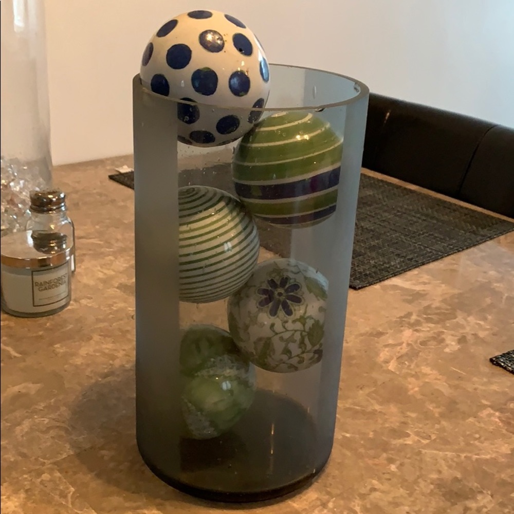 Tall glass vase with 5 decorative glass balls.